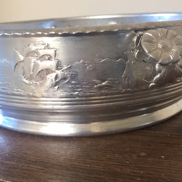 Vintage aluminum casserole dish holder with ships sailing - Picture 6 of 8